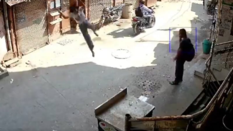 ¡Por no aprobar un examen! Estudiante de 17 años se lanza de un edificio y muere.