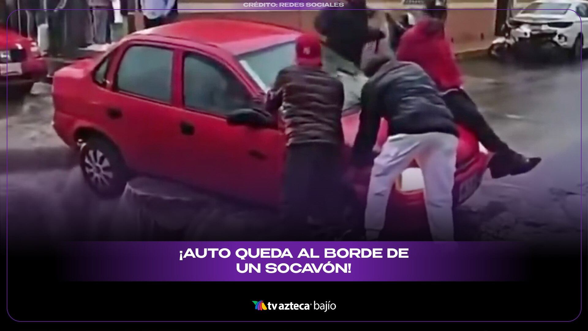 ¡Auto queda al borde de un socavón!