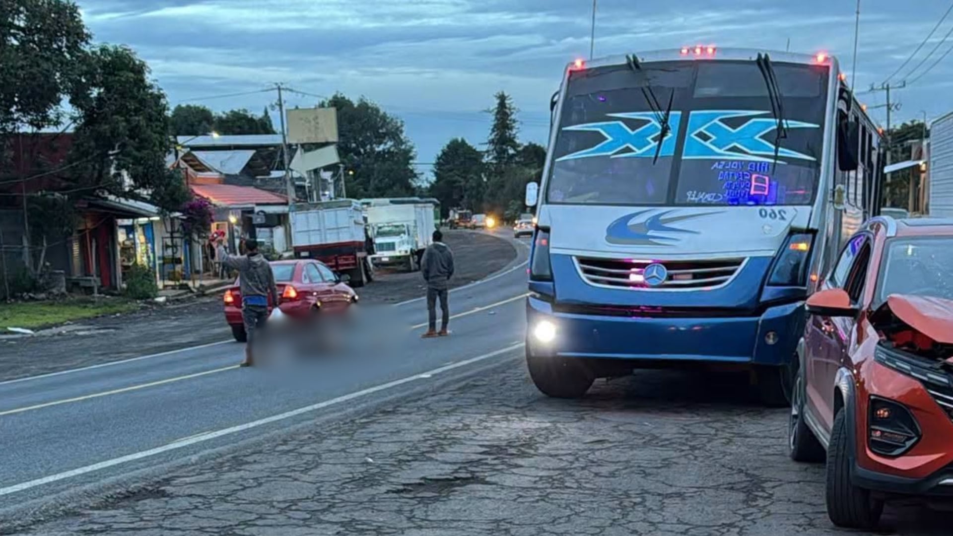 ¡Salió PR0YECTADO! Trabajador MU3RE al ser ATROPELLADO esta mañana en la carretera; intentaba cruzarla