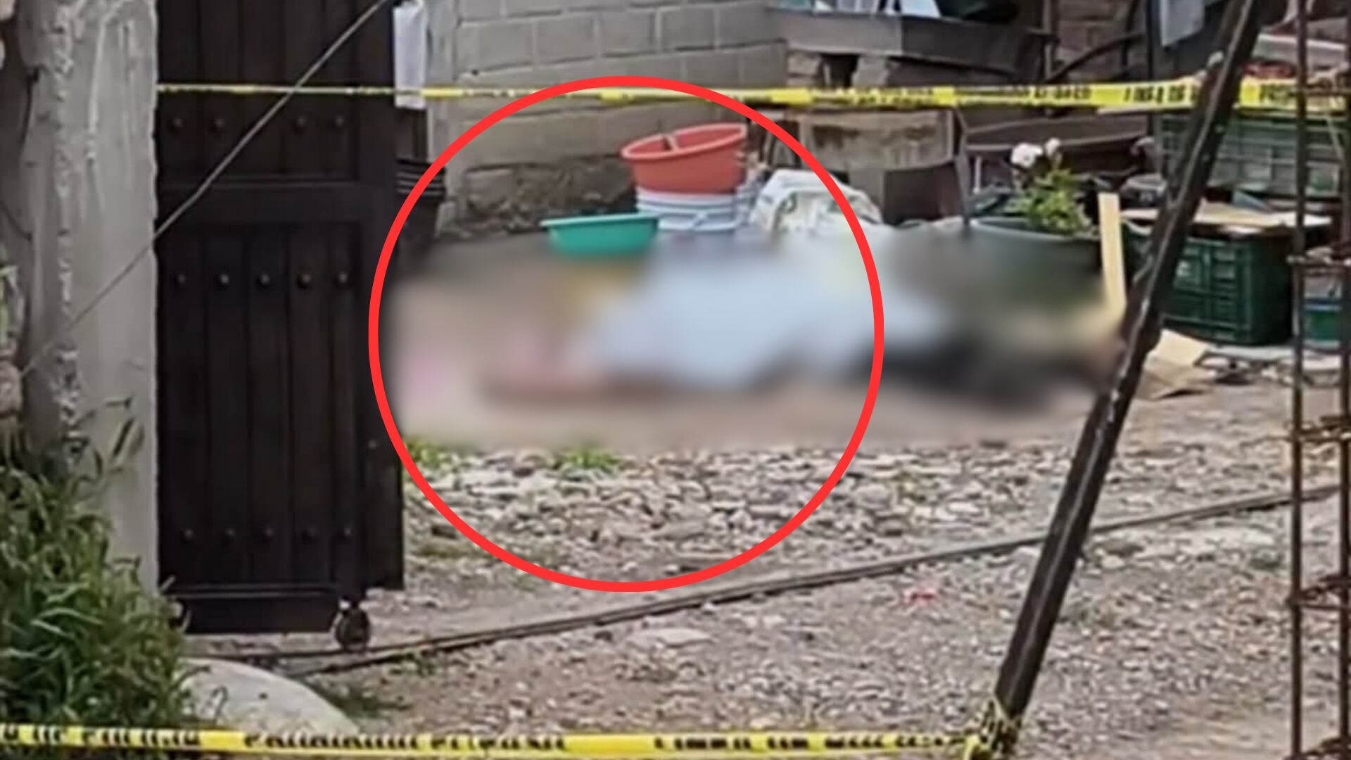 Fueron AS3SINADOS a BAL4ZOS en el PATIO de su propia casa durante la noche de VIERNES; esto ocurrió