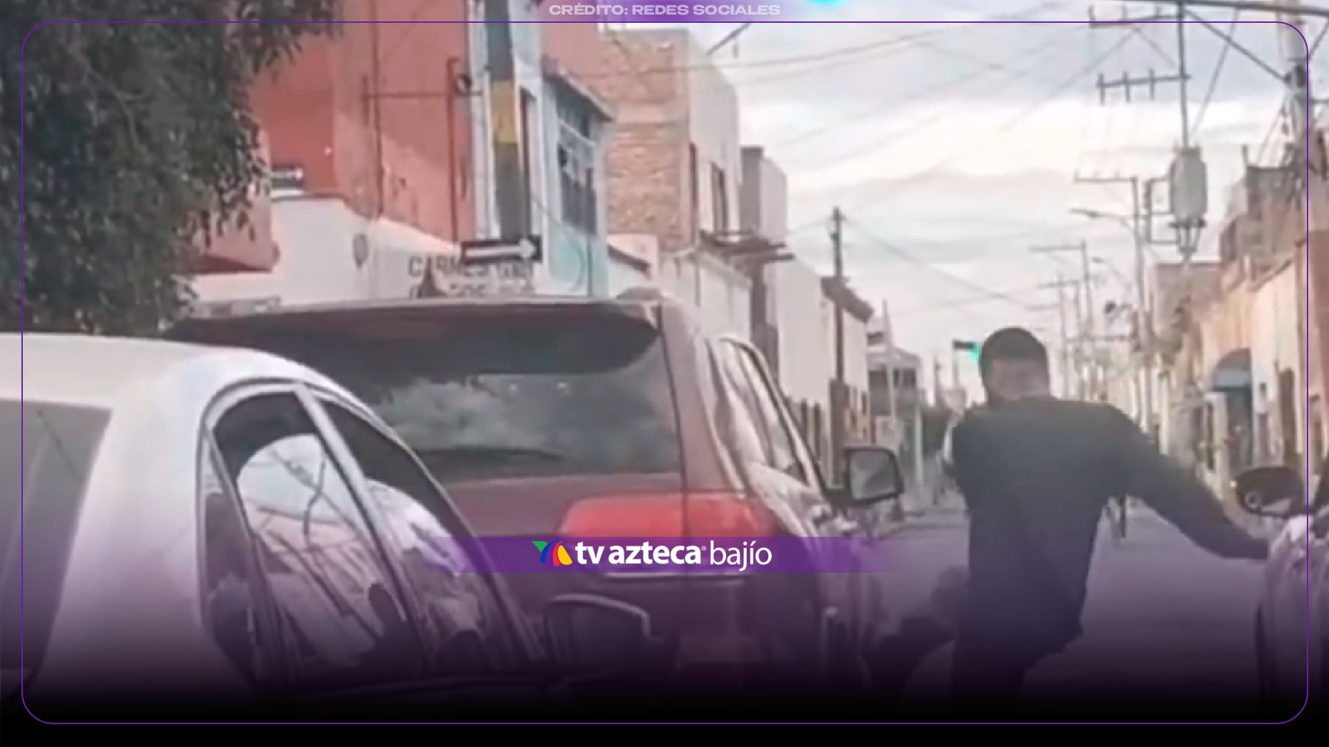 ¡Se bajó para agredir! Captan PEL3A VIAL en concurrida calle de León; así ARREMETIÓ un hombre contra la conductora
