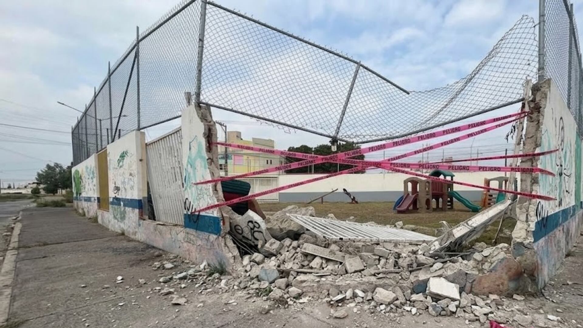 Autobús choca contra preescolar en León; Alumnos regresan a clases con una pared destruída con vista a la calle