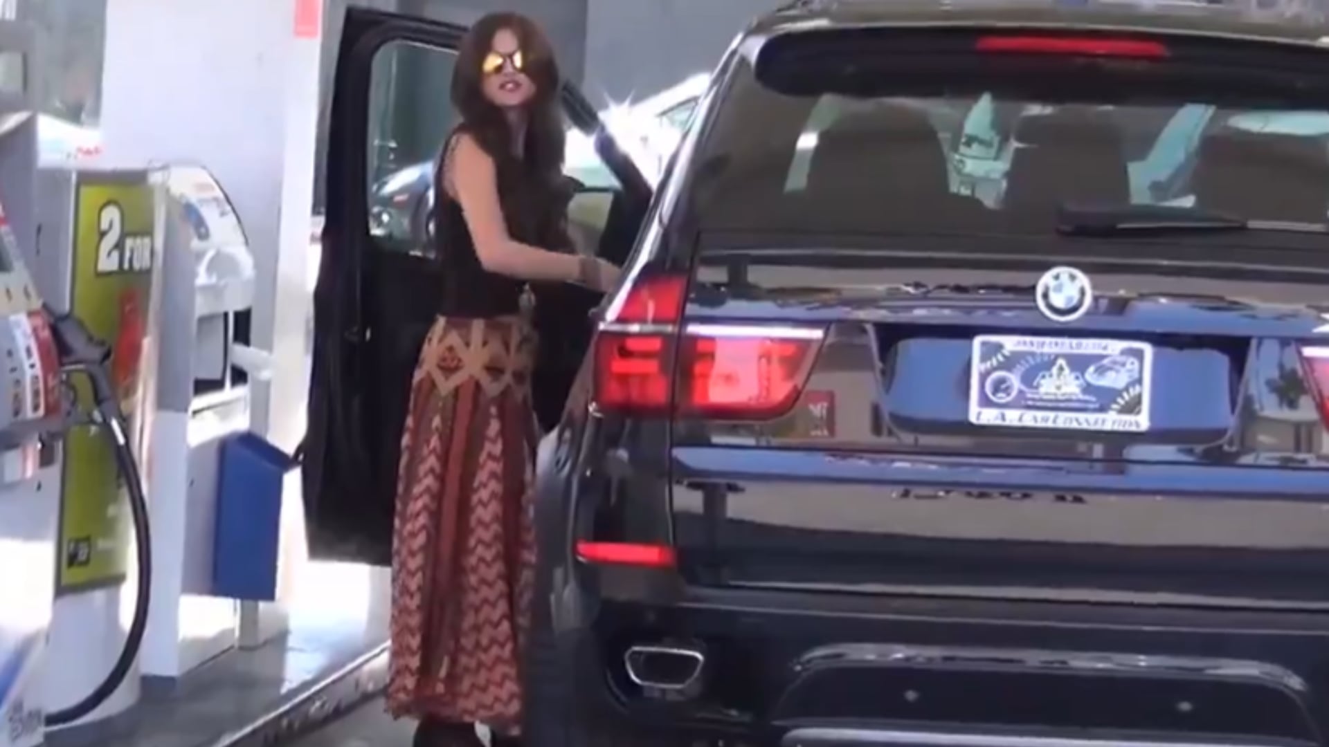 Paparazzi ayuda a Selena Gomez a mover su camioneta.png