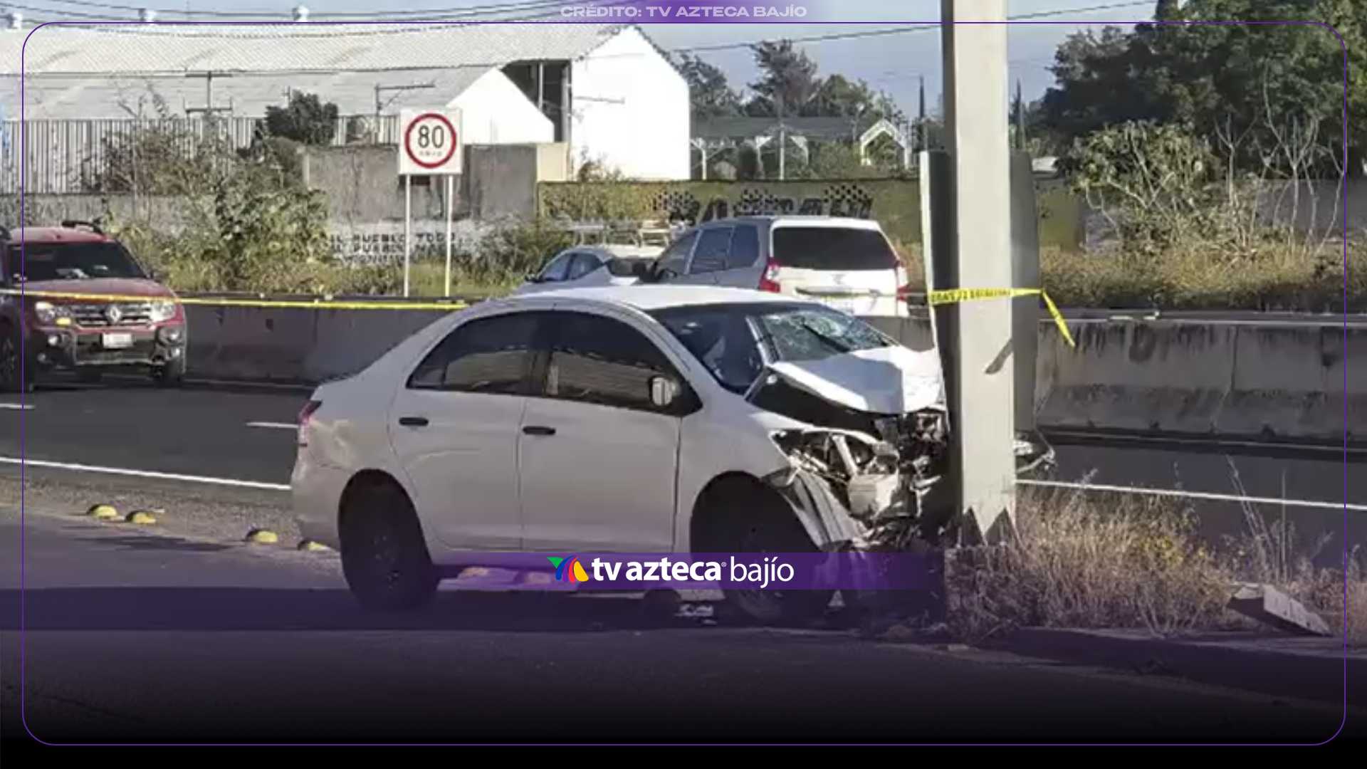 ¡TRAG3DIA en Guanajuato! Fuerte CHOQUE contra poste deja a conductor MU3RTO y auto D3STROZADO en carretera Celaya-Salvatierra; así quedó