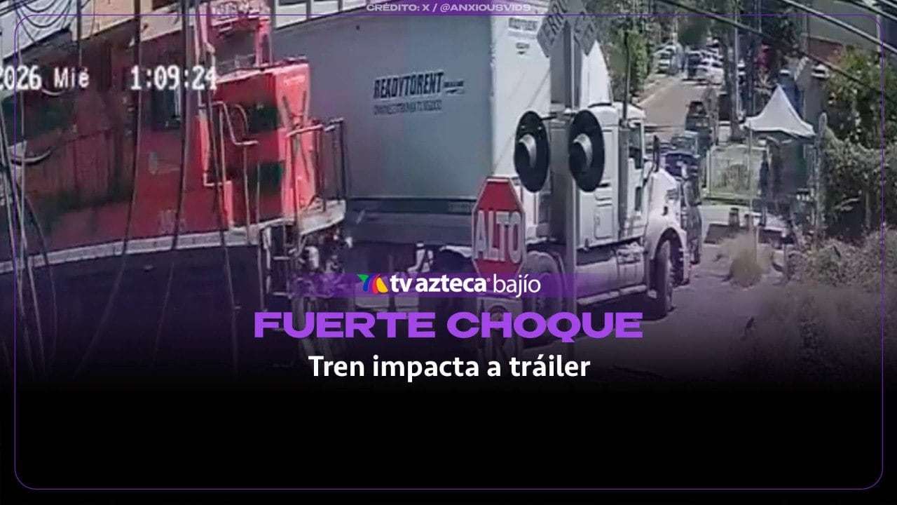 ¡Queda atrapado en las vías! Tráiler intenta ganarle el paso al tren y termina siendo impactado (VIDEO)
