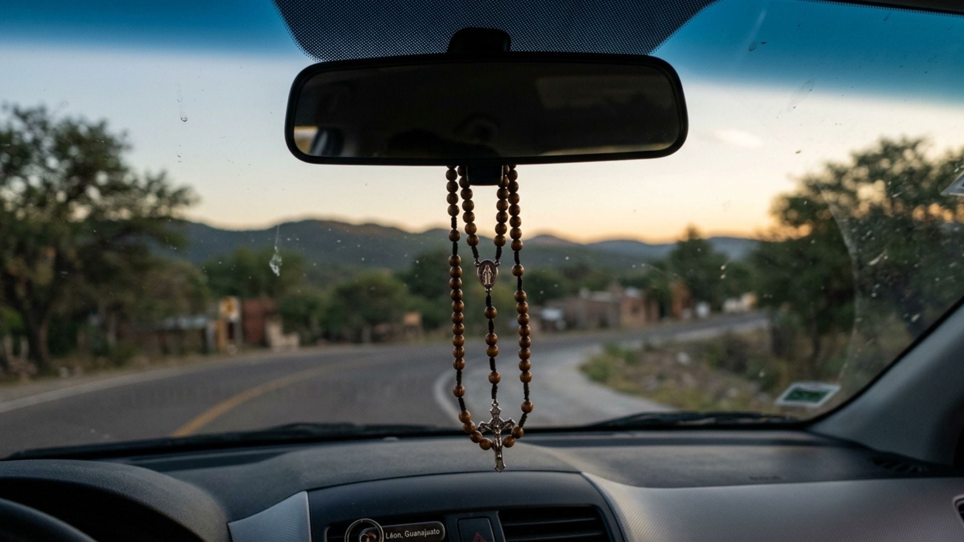 ¿Llevas un rosario en la retrovisor del auto? Podría recibir una sanción
