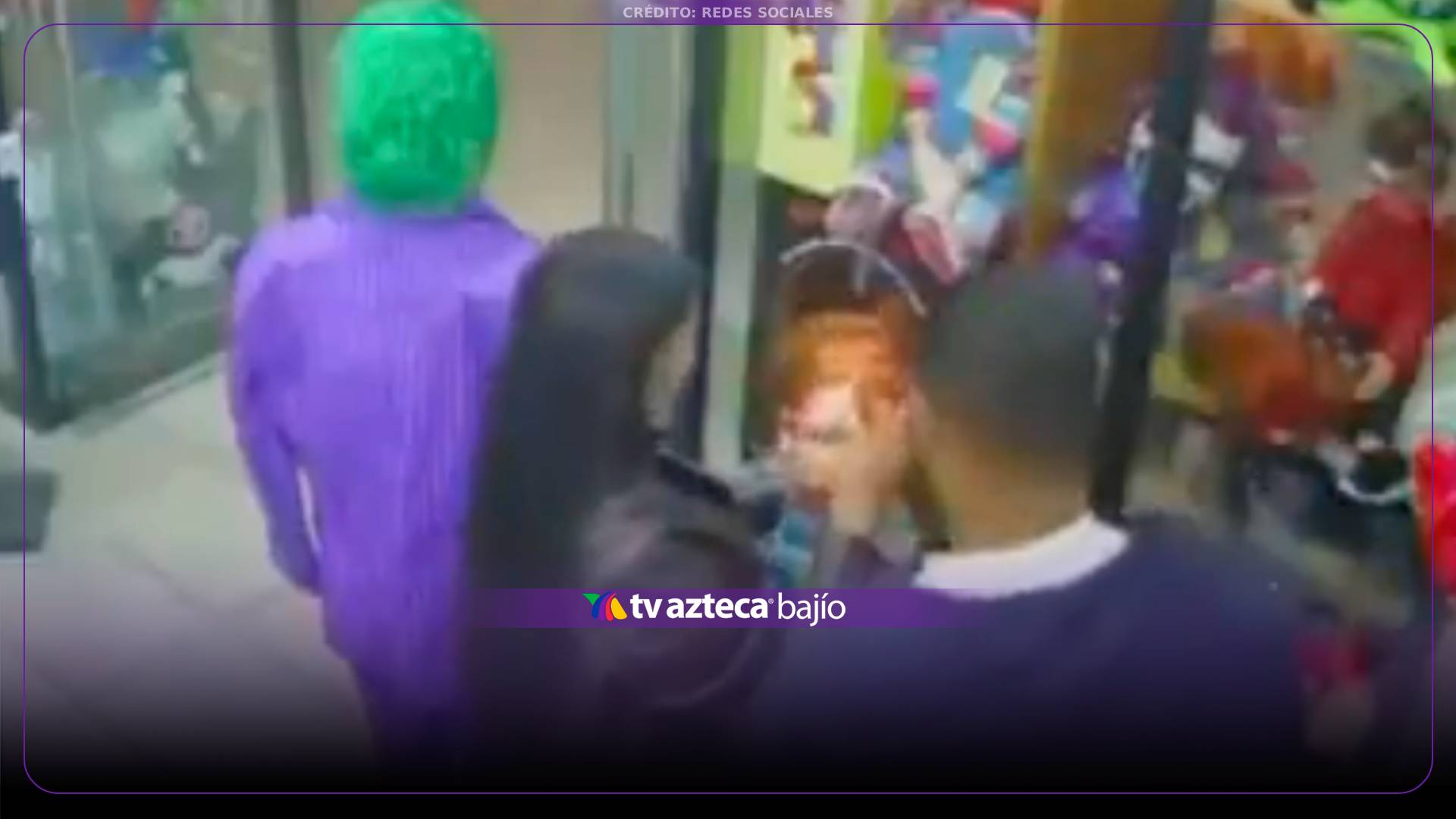 ¡Se robaron al muñeco diabólico! Captan a pareja llevándose la figura de Chucky.