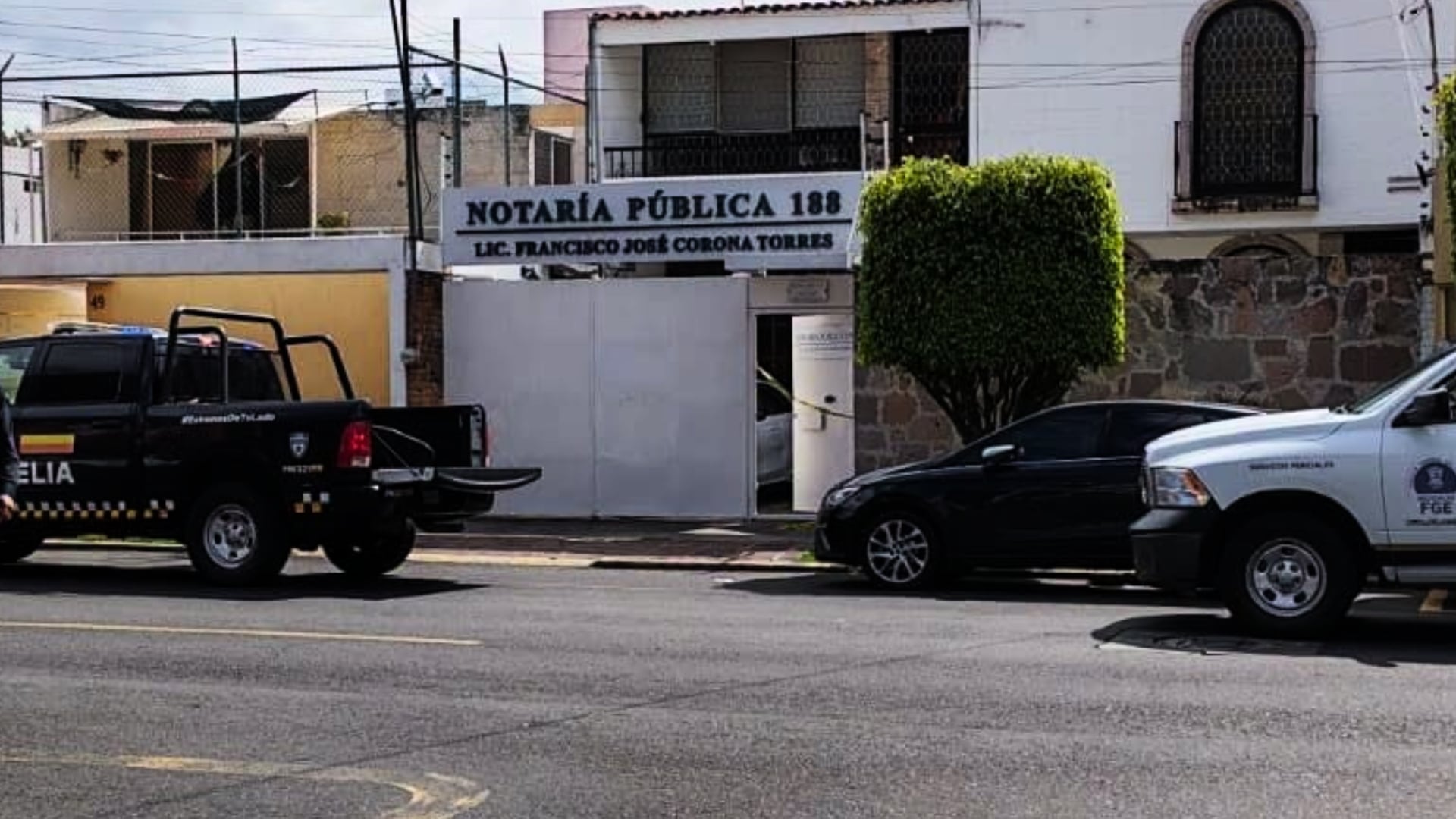 ¡Se DES4NGRÓ por un VIDRIO! Presunto ladrón MU3RE tras CORT4RSE; intentó irrumpir dentro de una notaría