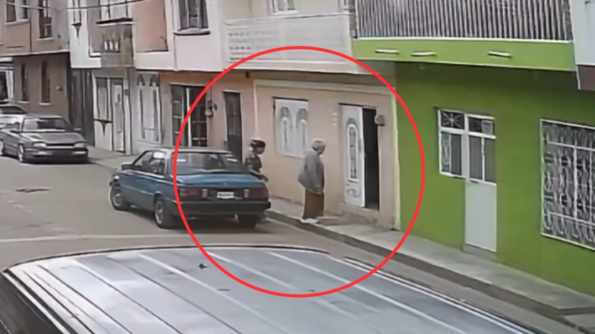 ¡Engañan a ABUELITA! Filtran VIDEO de presuntos ladrones que entran con mentiras a robar a una mujer en su propia CASA