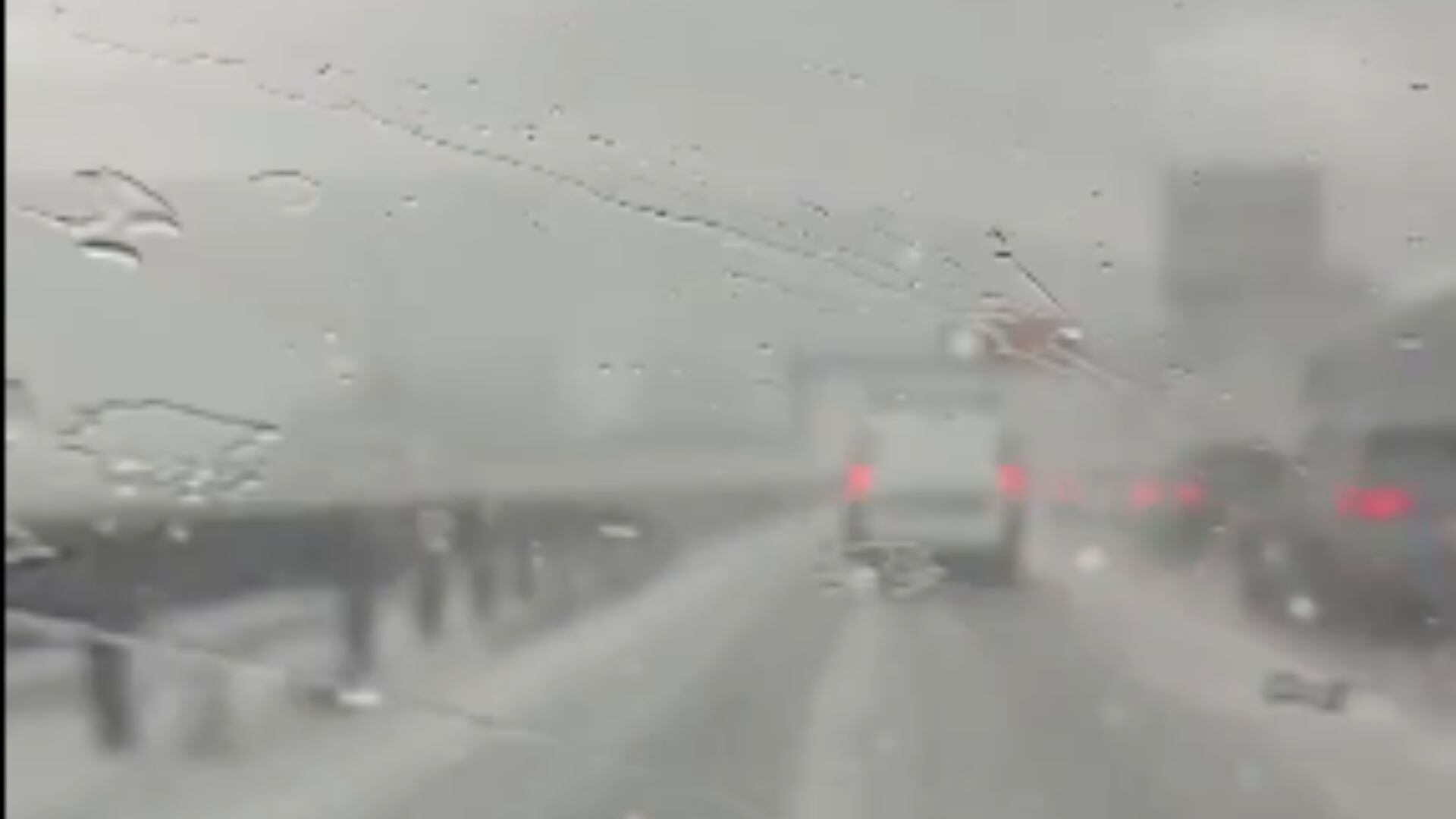 VIDEO | ¡INSÓLITO! Carretera se cubre de blanco tras fuerte granizada