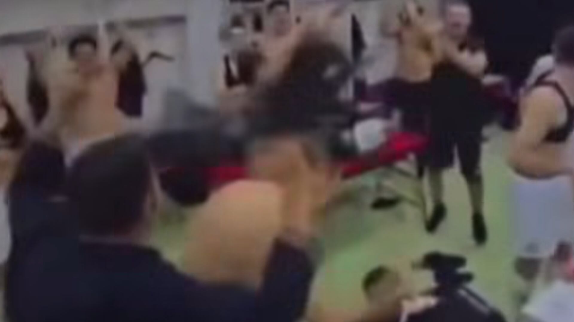 VIDEO | ¡Toda una locura! Presidente del club aparece con bolsa de dinero en plena celebración