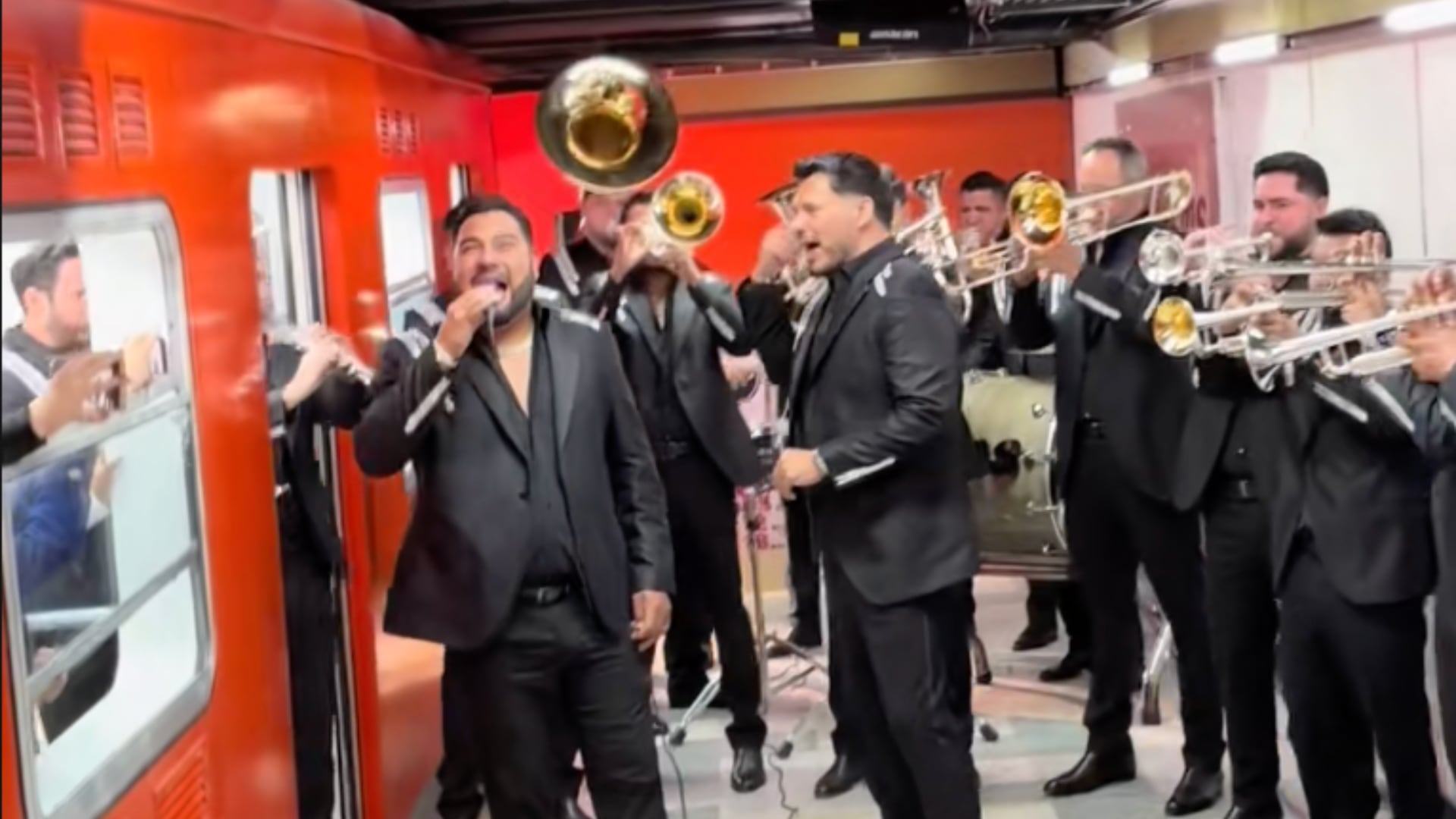 VIDEO | Captan a la Banda MS en el Metro y desata locura en internet