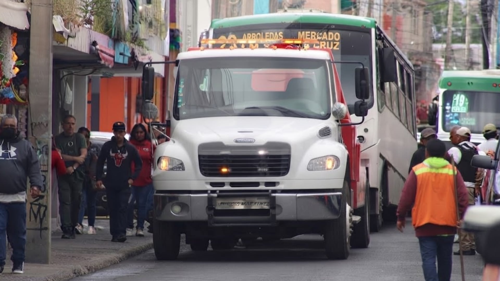 ¡TR4GEDIA en el MERCADO! Mujer MU3RE tras ser ATR0PELLADA por camión urbano; así quedó debajo de las llantas