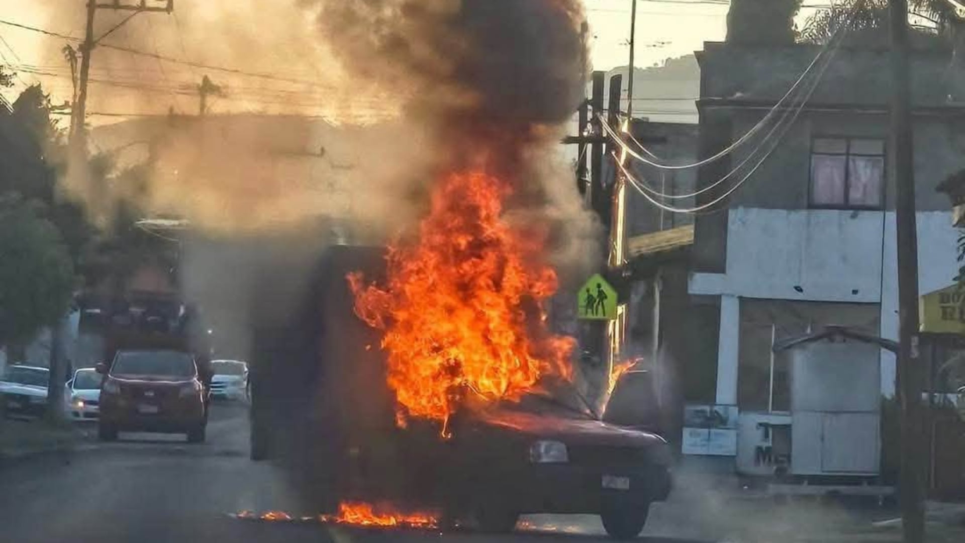 Bloqueos y autos incendiados paralizan Michoacán hoy 19 de agosto: Conoce la lista de 24 puntos afectados