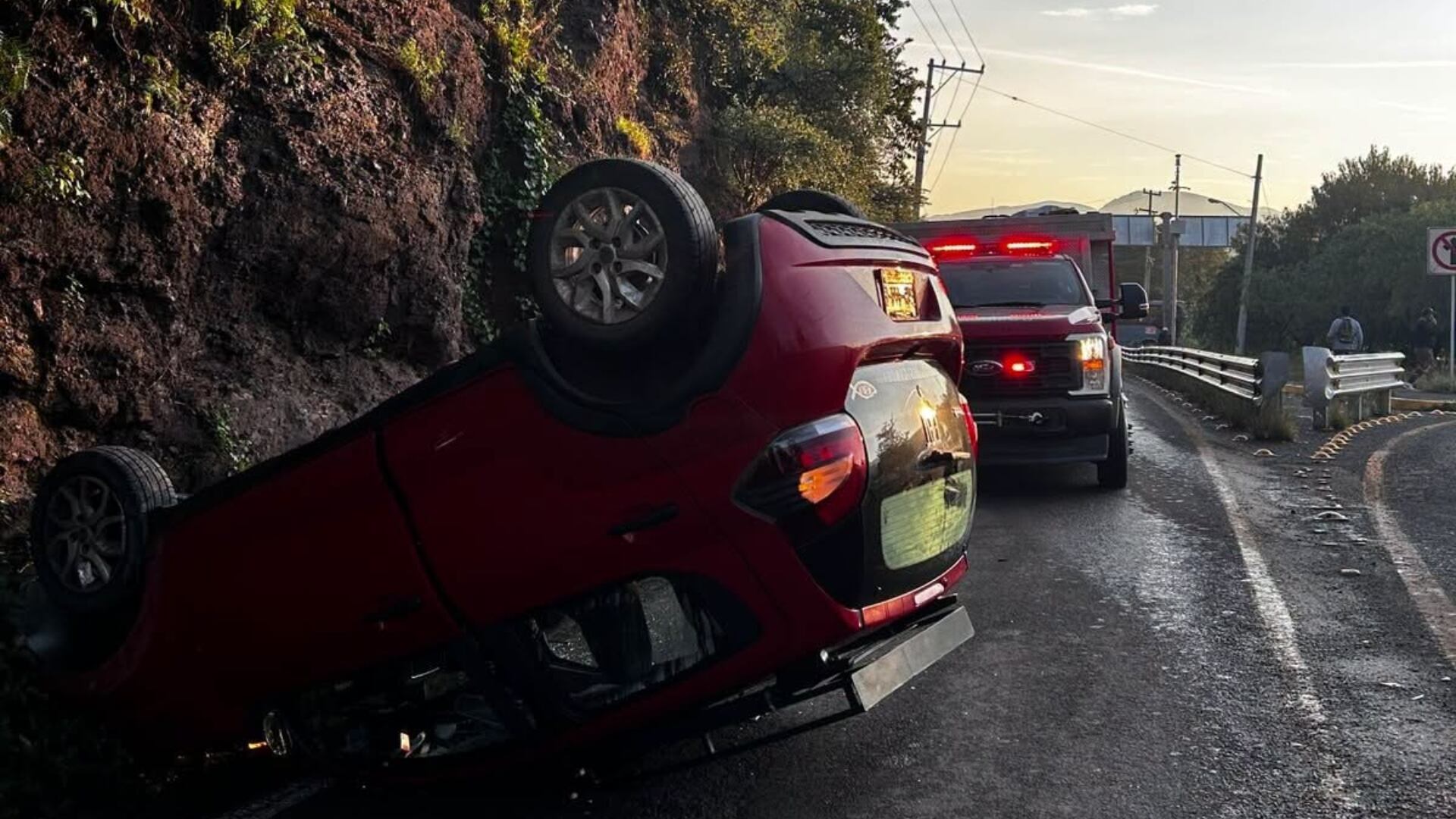¡CERRADO EL PASO! Vehículo volcado sobre la carretera Guanajuato Silao; Evita la zona