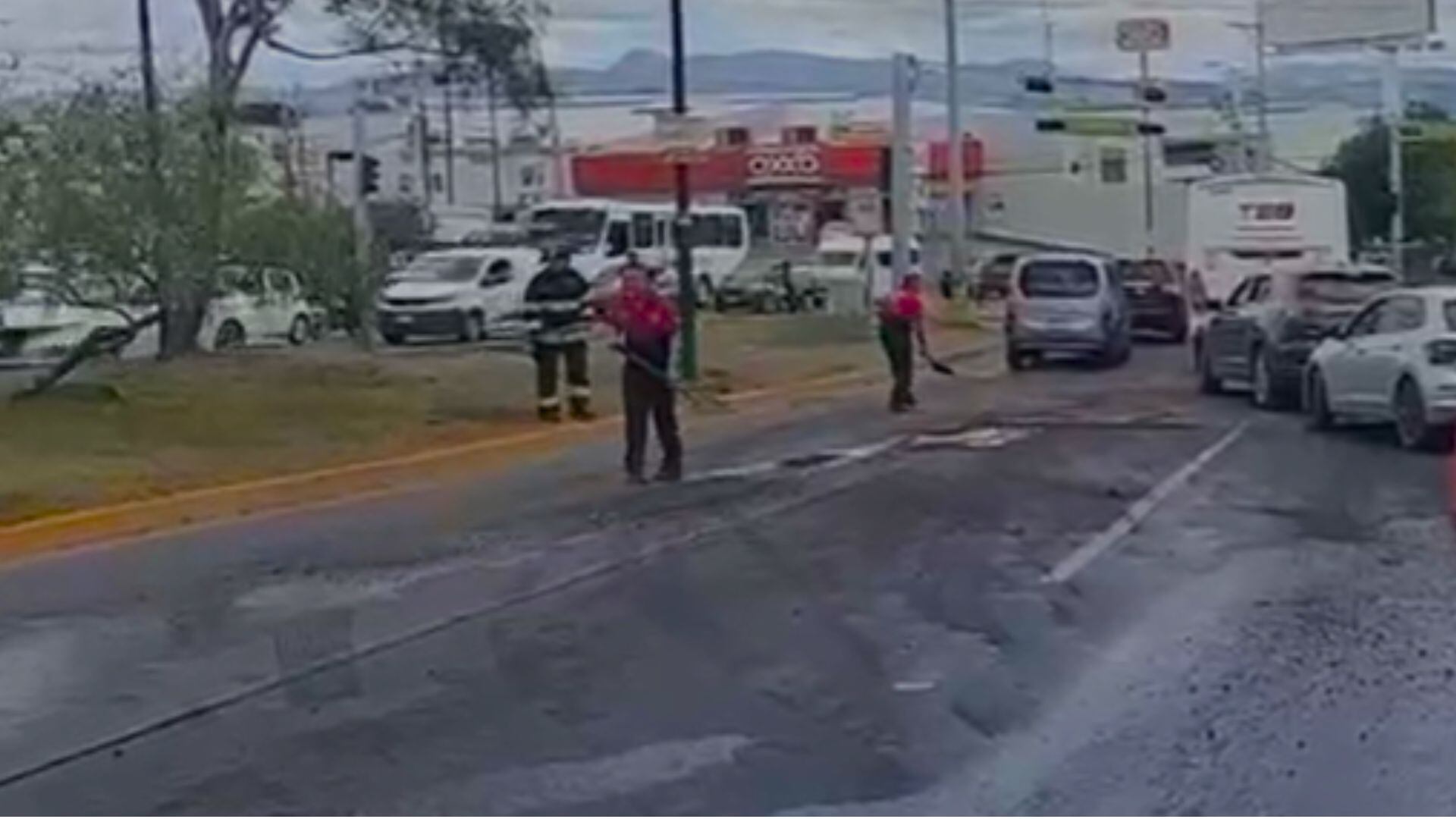 ÚLTIMA HORA: Se registra FUERTE ACCIDENTE hoy miércoles, en León: Cierran pasó en Mariano Escobedo y Las Torres: así quedó la unidad