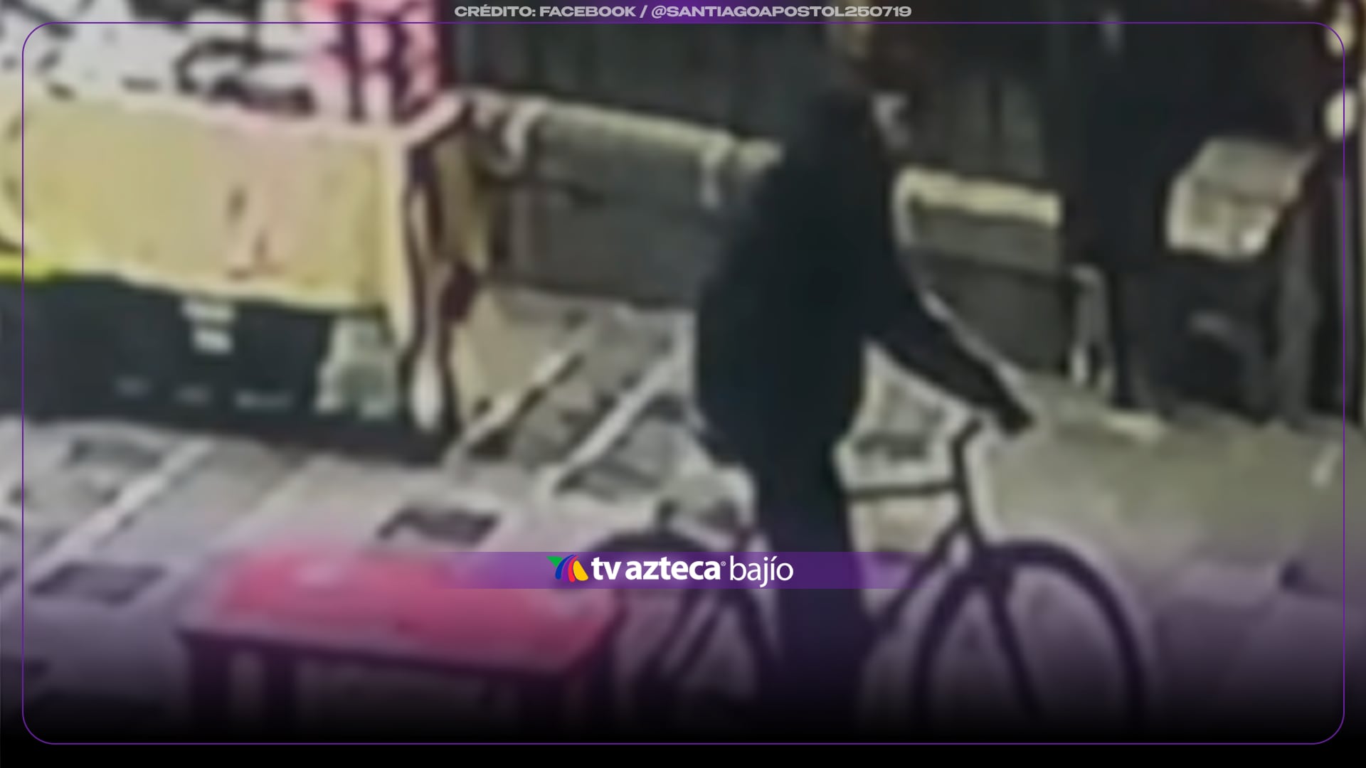 ¡Ni los fieles se salvan! Captan a ladrón robando un toldo afuera de una iglesia