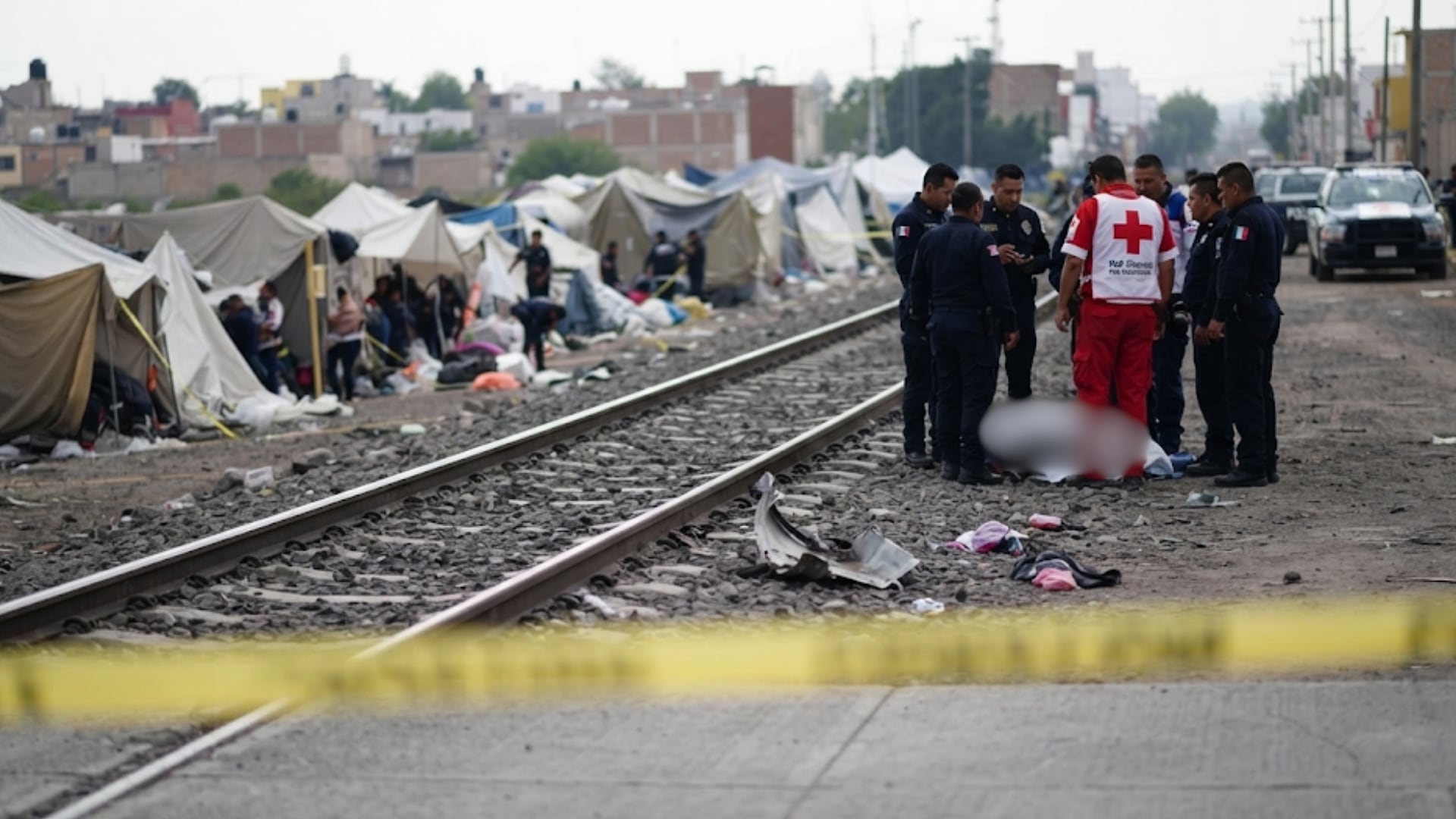 ¡TRAG3DIA! Hombre ya NO llegó a su destino tras ser ARR0LLADO por el tren cerca de un tianguis, en Guanajuato