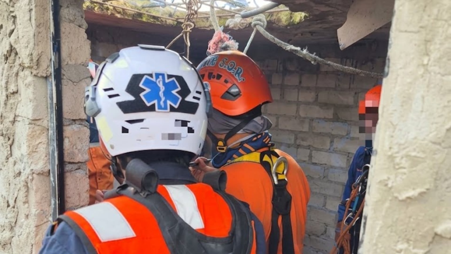 Localizan el CU3RPO de un hombre en estado de PUTR3FACCIÓN en un pozo; hay características que coinciden con una ficha de búsqueda