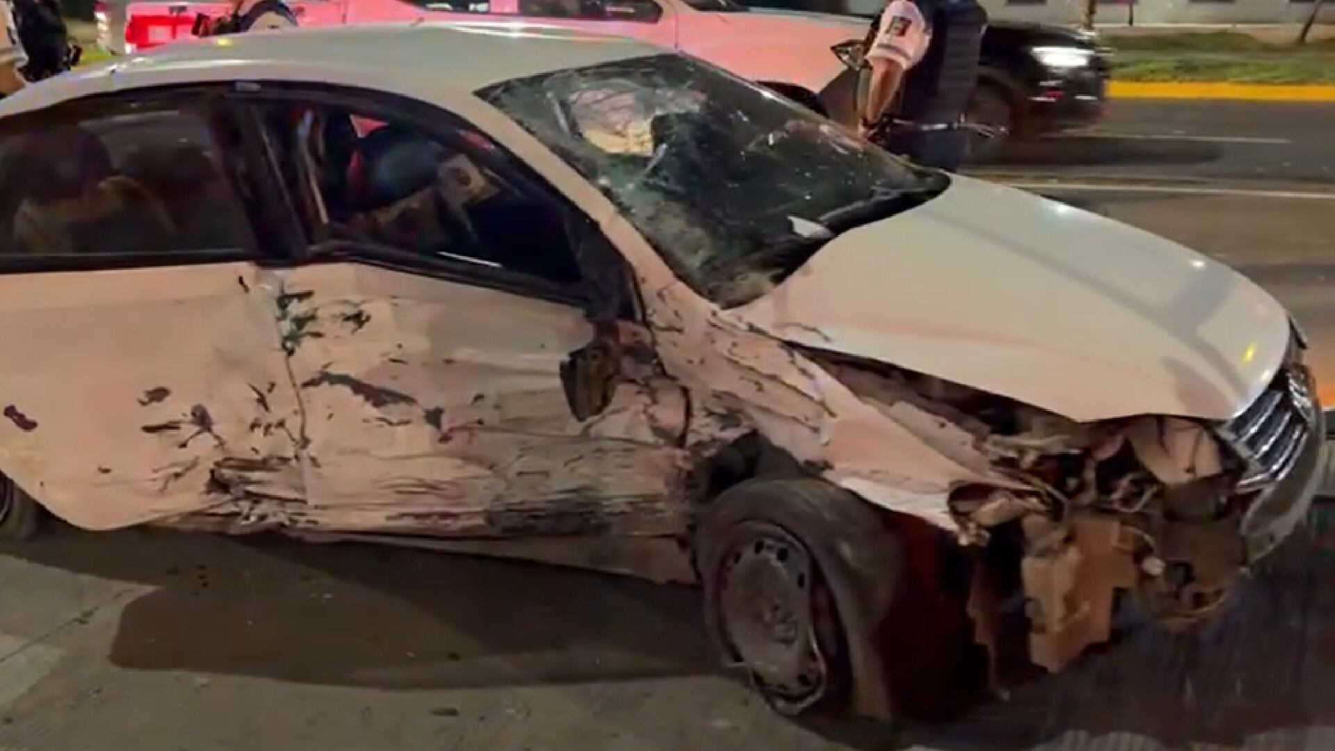 Fuerte ACCIDENTE en el Libramiento: ASÍ QUEDARON los autos tras desprenderse vehículo remolcado en León; hay LESIONADOS 