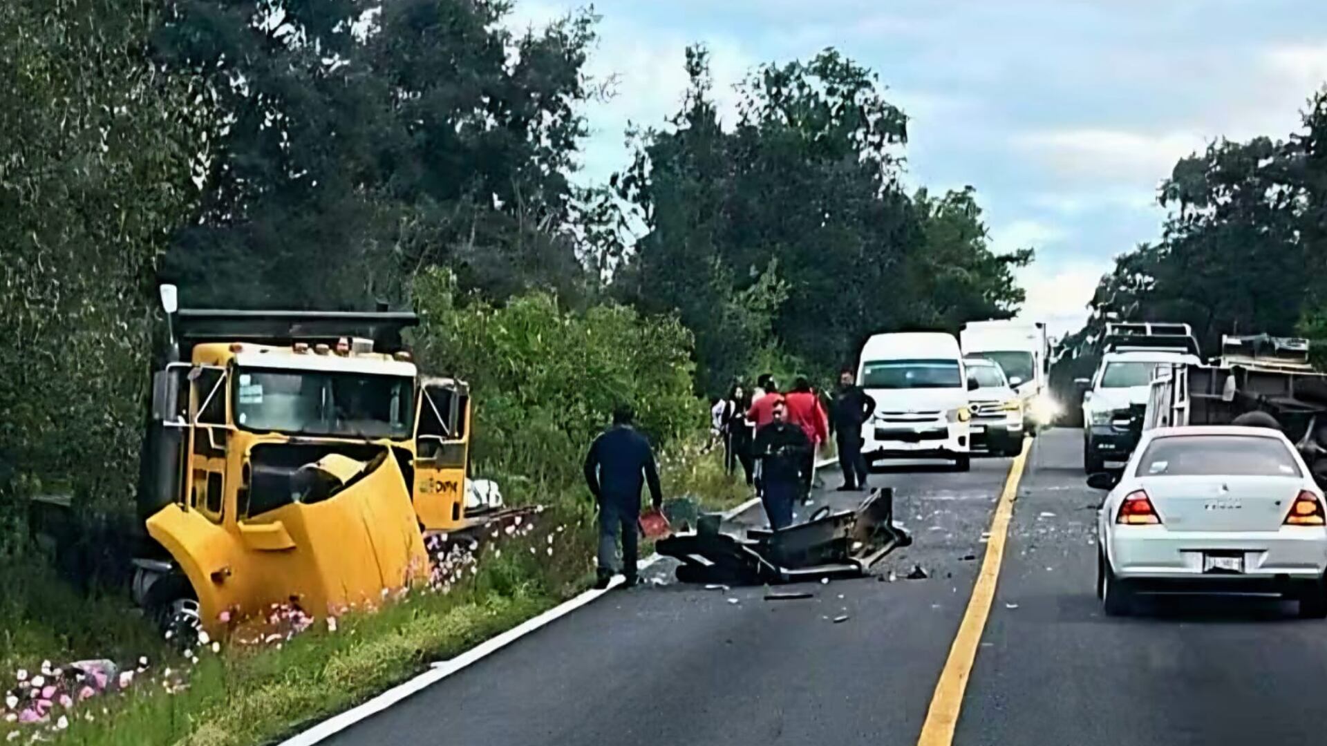 ¡NO volvieron a casa! Confirman SALDO tras FATAL CHOQUE FRONTAL entre camión y camioneta sobre esta carretera