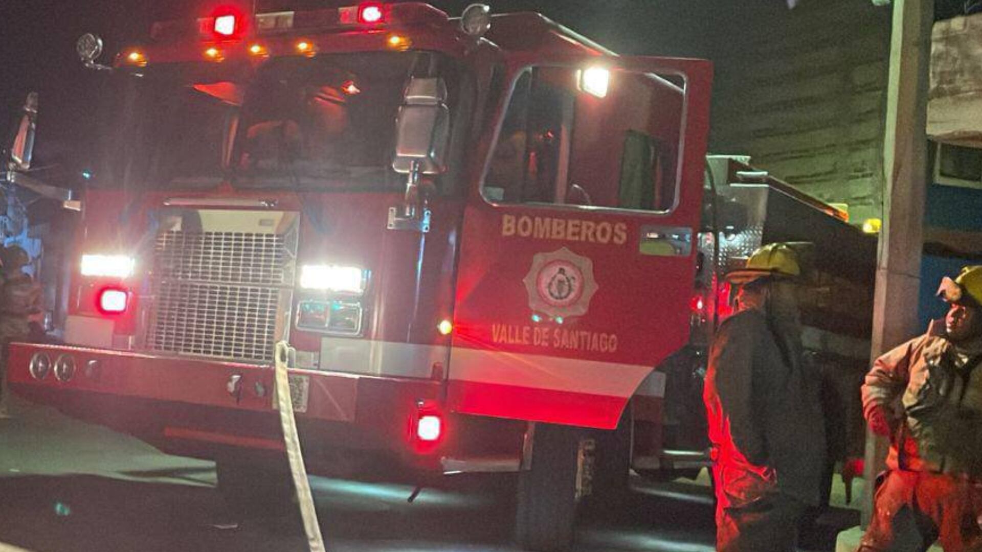 Incendio consume comercio en pleno centro de Valle de Santiago, 16 de abril de 2025.png