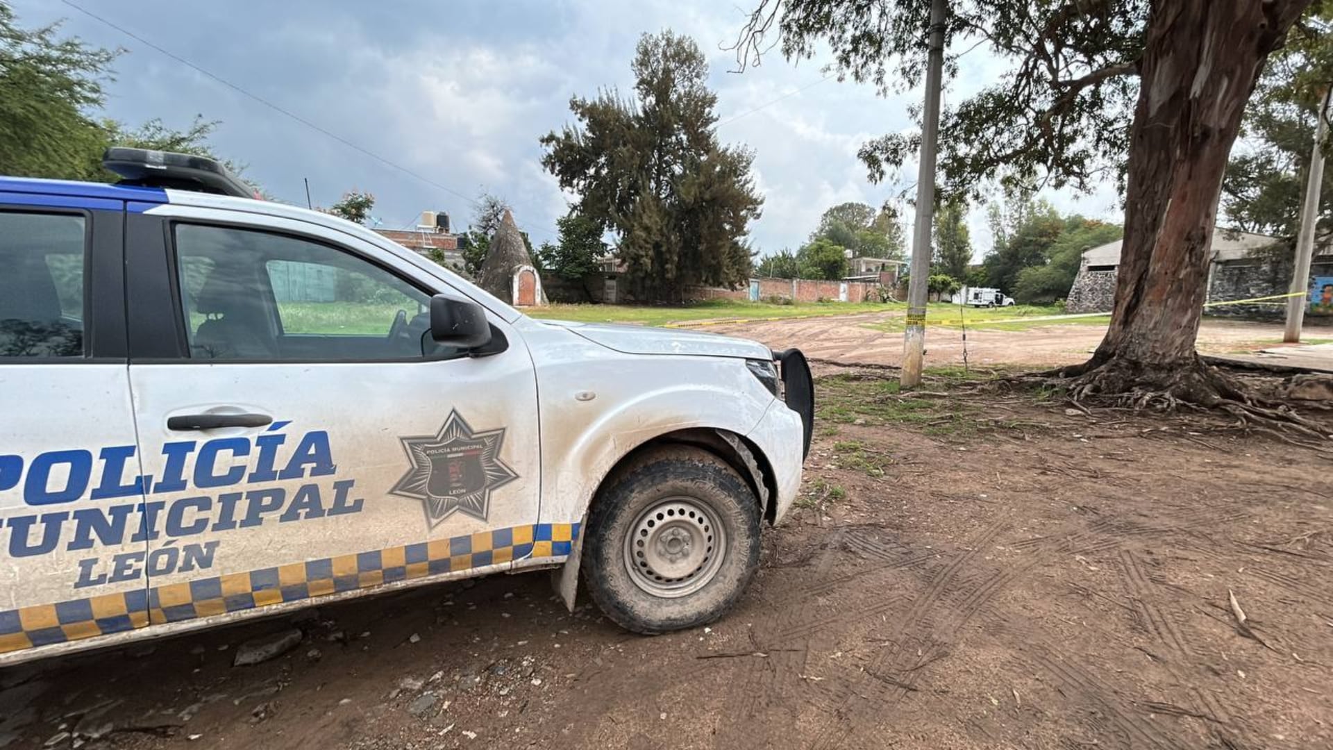 Localizan el cuerpo de un hombre con signos de VIOL3NCIA frente a un PREESCOLAR de LEÓN