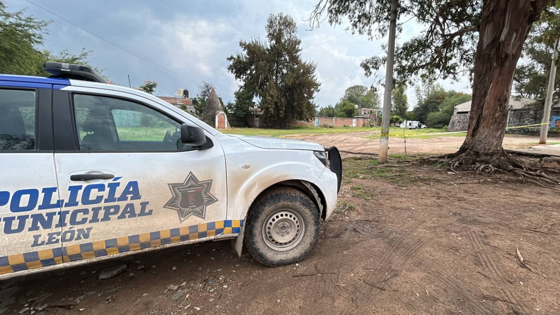Localizan el cuerpo de un hombre con signos de VIOL3NCIA frente a un PREESCOLAR de LEÓN