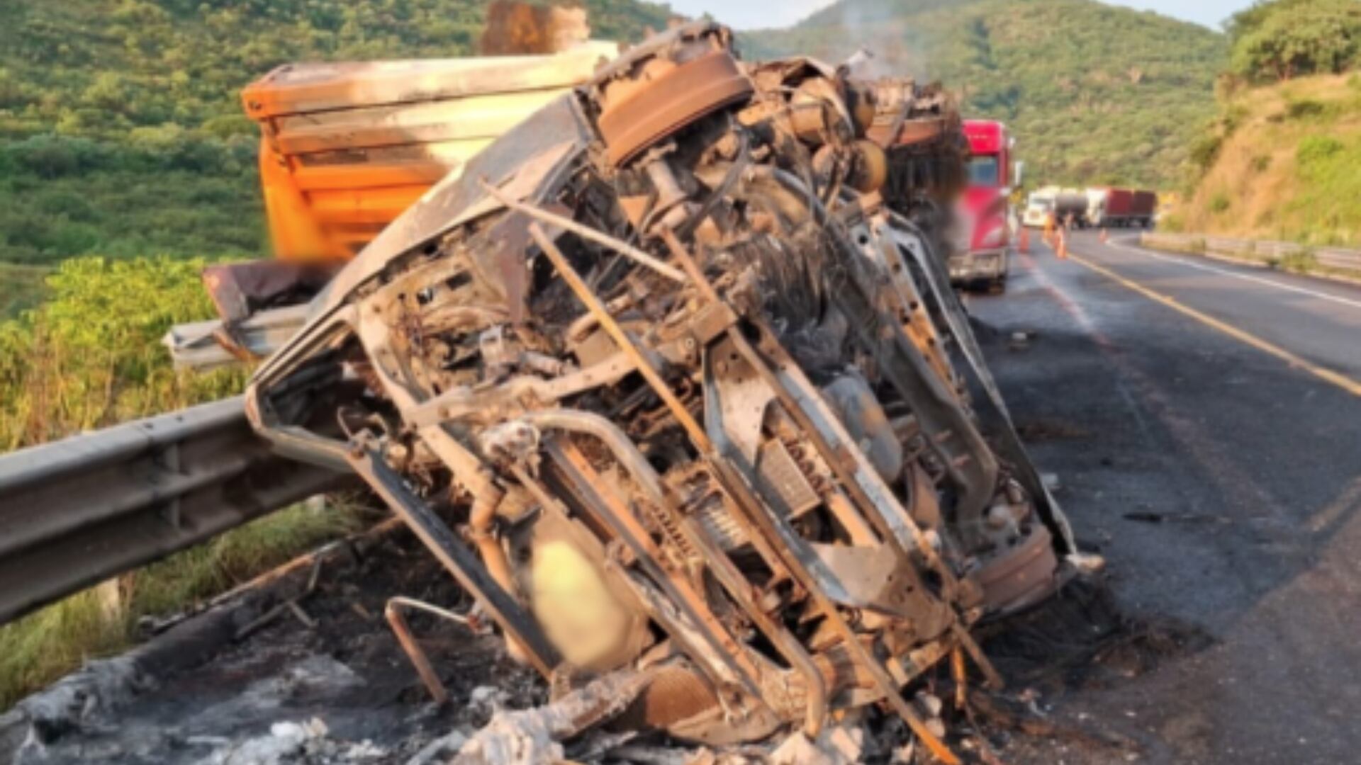 Cierre TOTAL en carretera por FUERTE INCENDIO; se generá una fuerte carga víal en el lugar