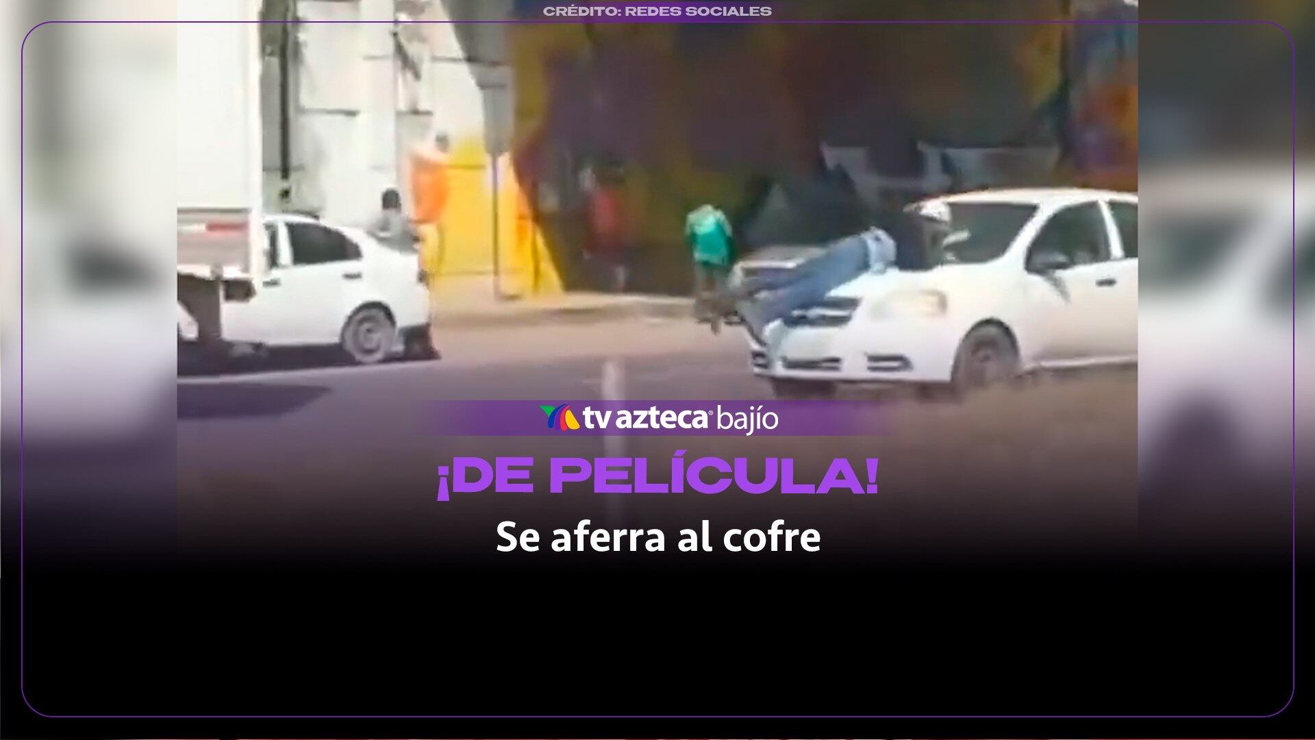 ¡Conflicto víal de película! Hombre se AFERRA al cofre de un auto en movimiento en plena carretera: VIDEO