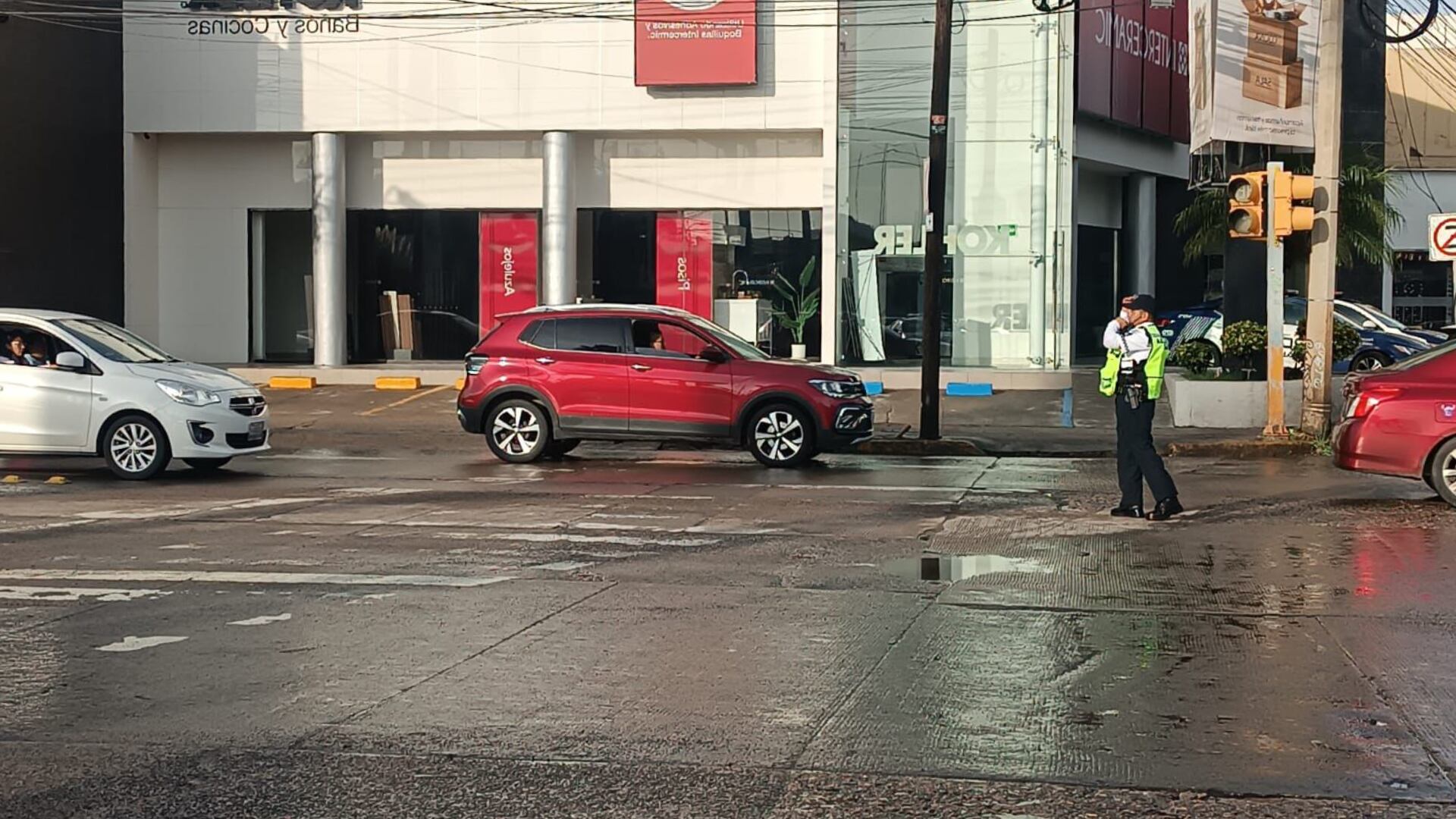 ¡PRECAUCIÓN! Semáforos FUERA DE SERVICIO provocan TRÁFICO INTENSO en blvd Hidalgo, León; así luce la zona
