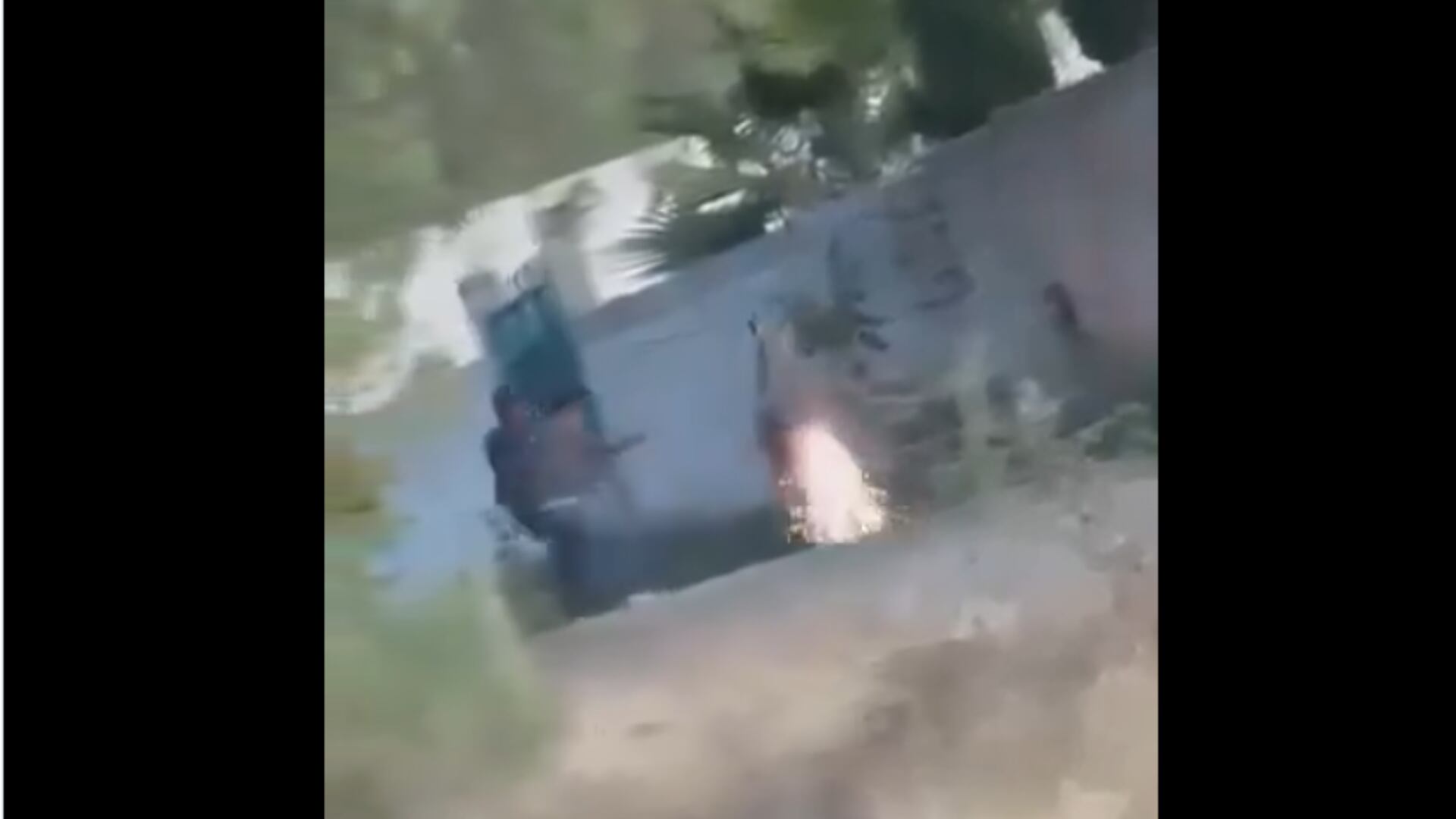 Maltrato animal en Querétaro Jóvenes prenden cohete en la cola de un burro.png