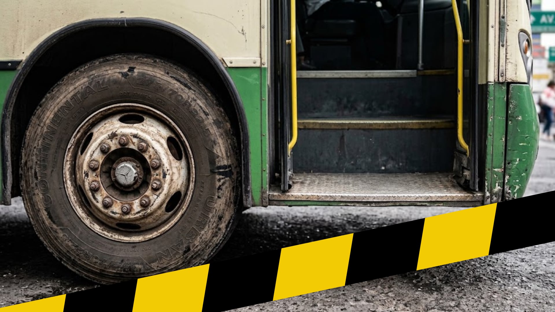 Un joven AS3SINADO en AGR3SIÓN directa quedó TIR4DO en la puerta de un transporte público HOY 23 de septiembre