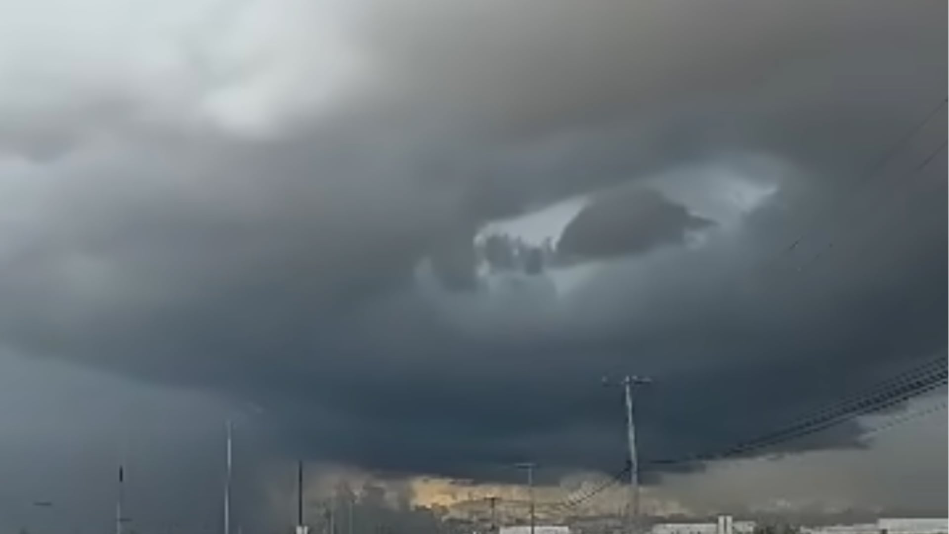 ¿Aparece un agujero en el cielo? Extraño fenómeno sorprende a los habitantes