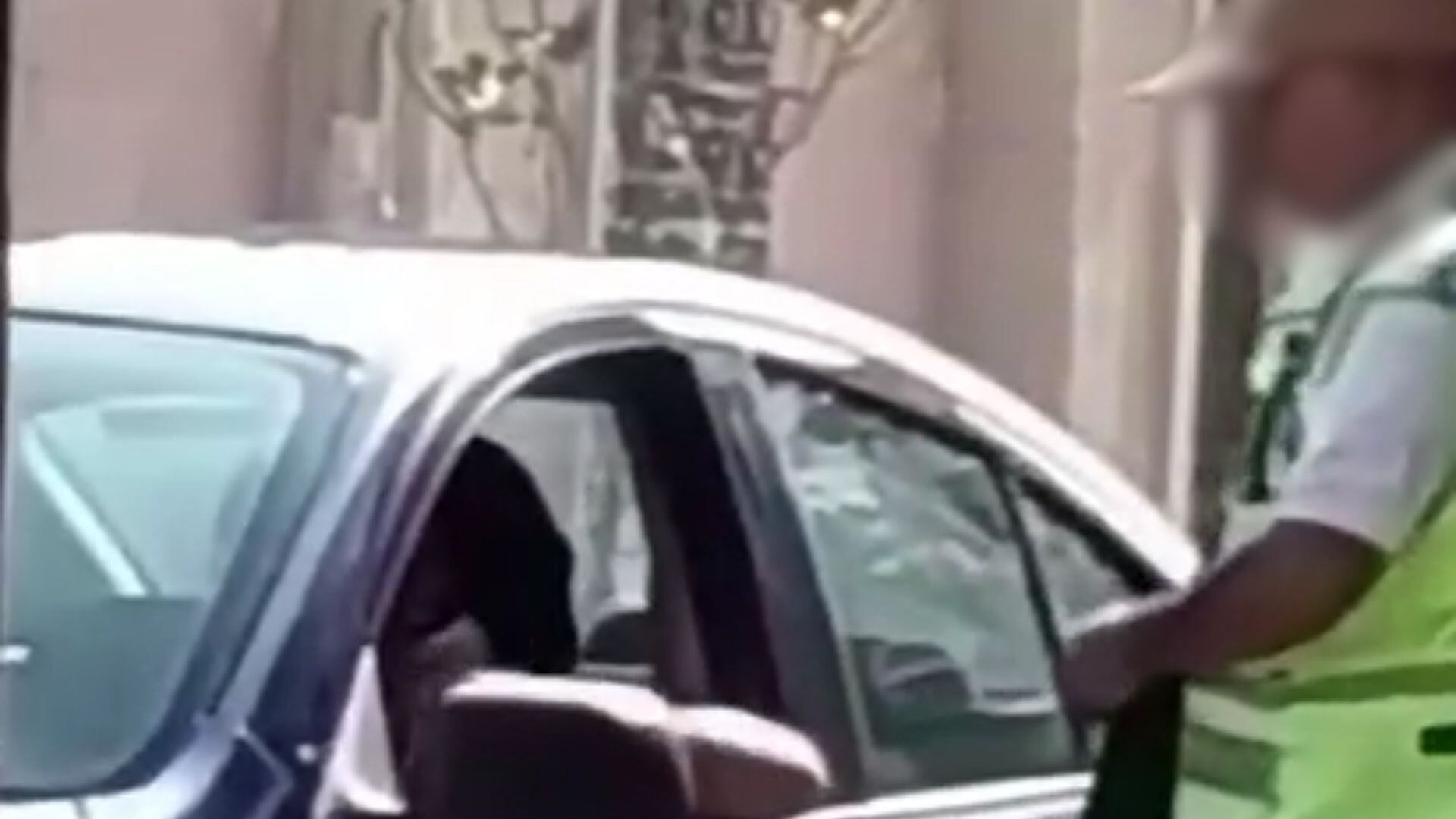 Captan a un agente de tránsito recibiendo presuntamente dinero por parte de un automovilista en Silao de la Victoria