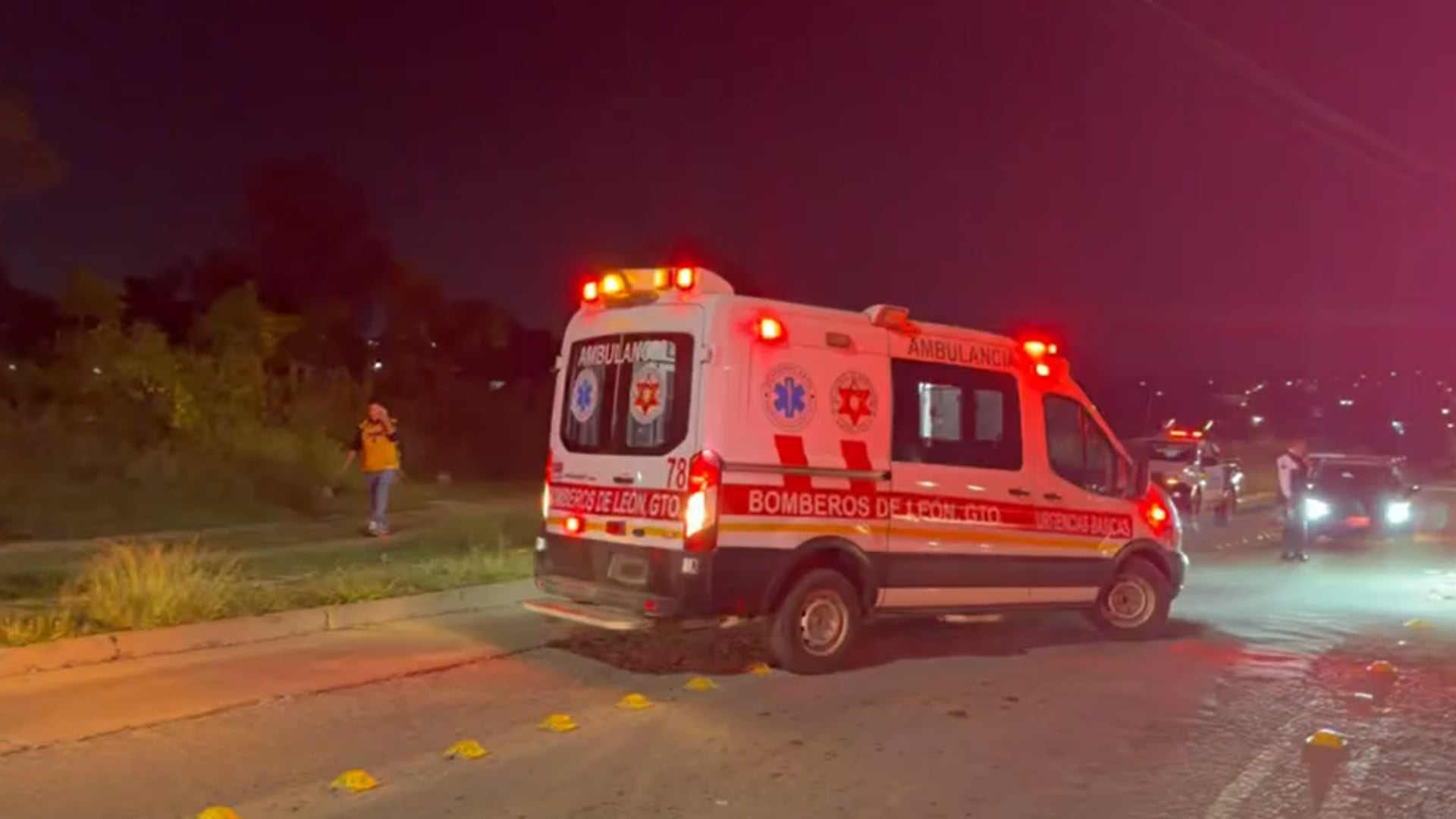 FUERTE ACCIDENTE en León: MENORES salen de la escuela y terminan CHOCANDO contra un poste en Las Joyas; un lesionado GRAVE