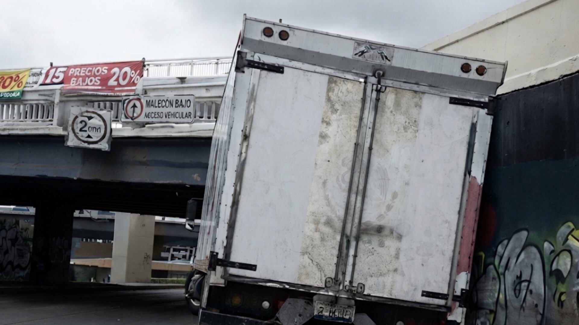 ¡Última HORA en león! Camioneta se IMP4CTA con desnivel del Malecón del Río y provoca TRÁFICO INTENSO en esta zona