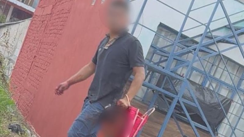 Captan a hombre sosteniendo una cabeza decapitada en la calle en Coatepec, Veracruz (1).png