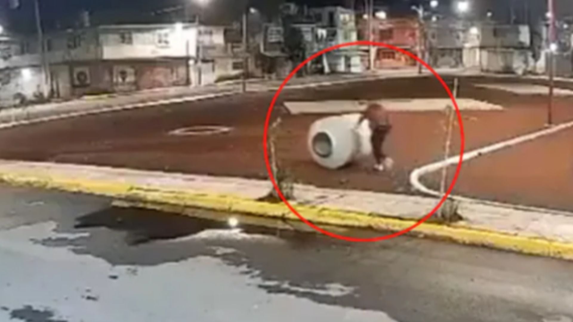 ¡Se llevó hasta el tinaco! Graban a un sujeto huyendo con un tinaco